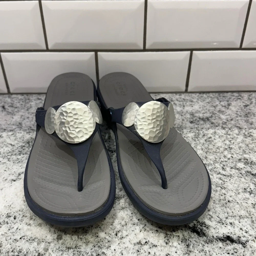 Crocs Women 10 Sanrah Hammered Circle Wedge Flip Flops Navy Grey Metallic Boho